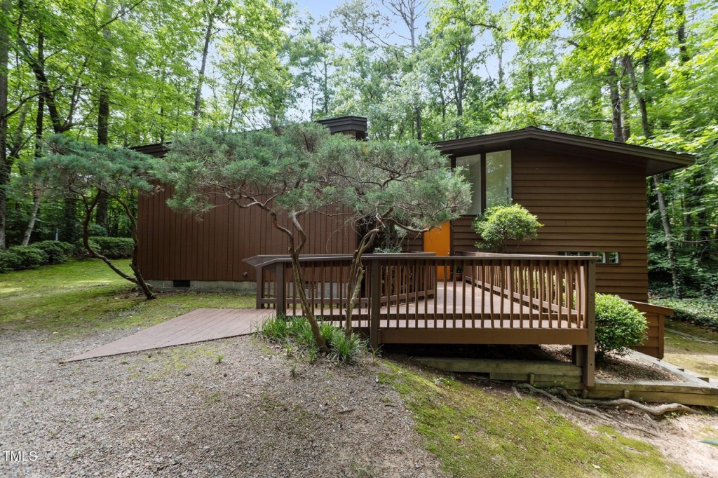 Mid-century modern home in Durham NC with clean lines and lush landscaping

