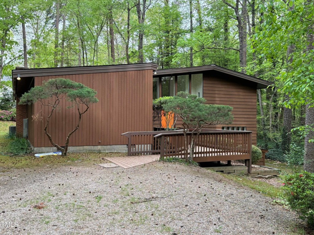 Mid-century modern home in Durham NC with clean lines and lush landscaping

