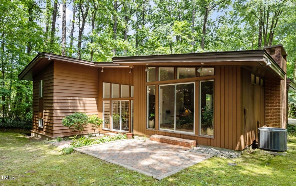 Mid-century modern home in Durham NC with clean lines and lush landscaping

