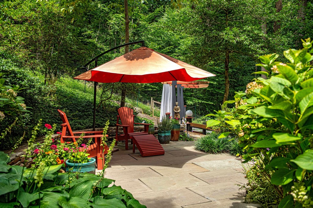 Deck with forest views perfect for nature lovers in Baltimore County

