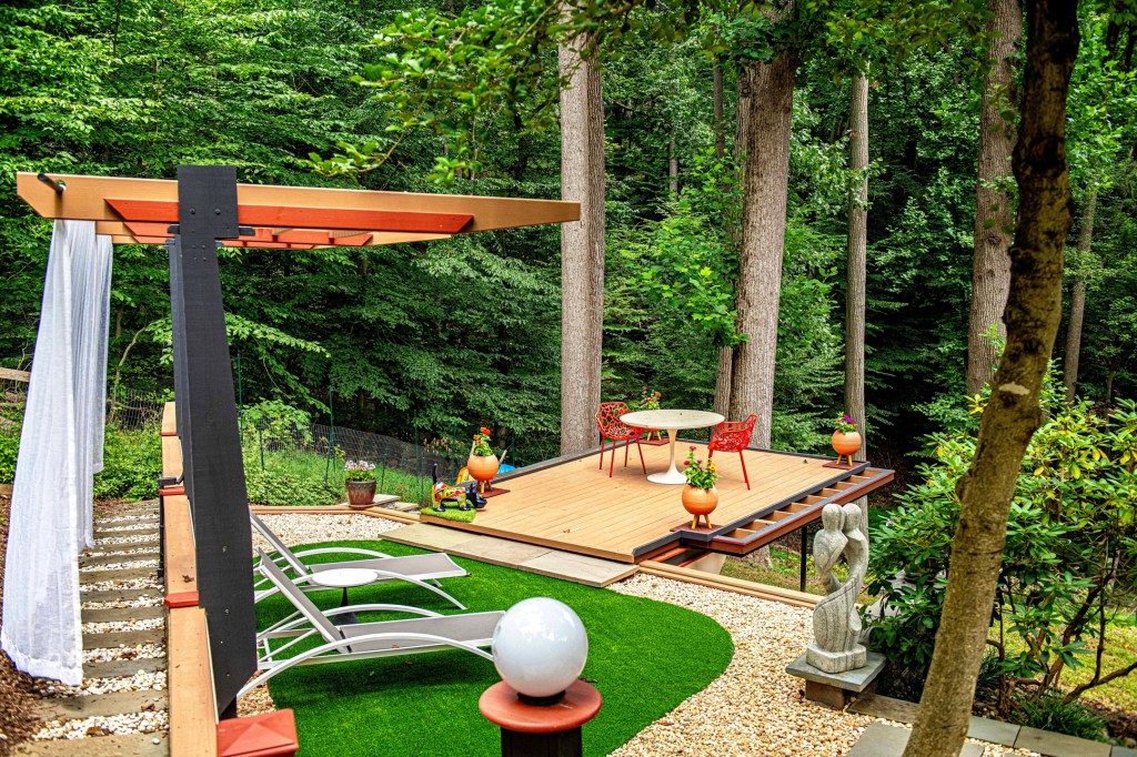 Deck with forest views perfect for nature lovers in Baltimore County
