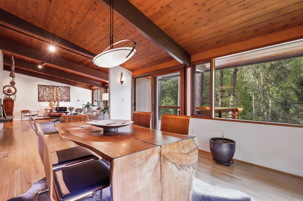 Vaulted ceilings with exposed beams in Maryland deck-style home


