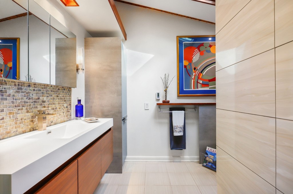 Vintage mid-century bathroom
