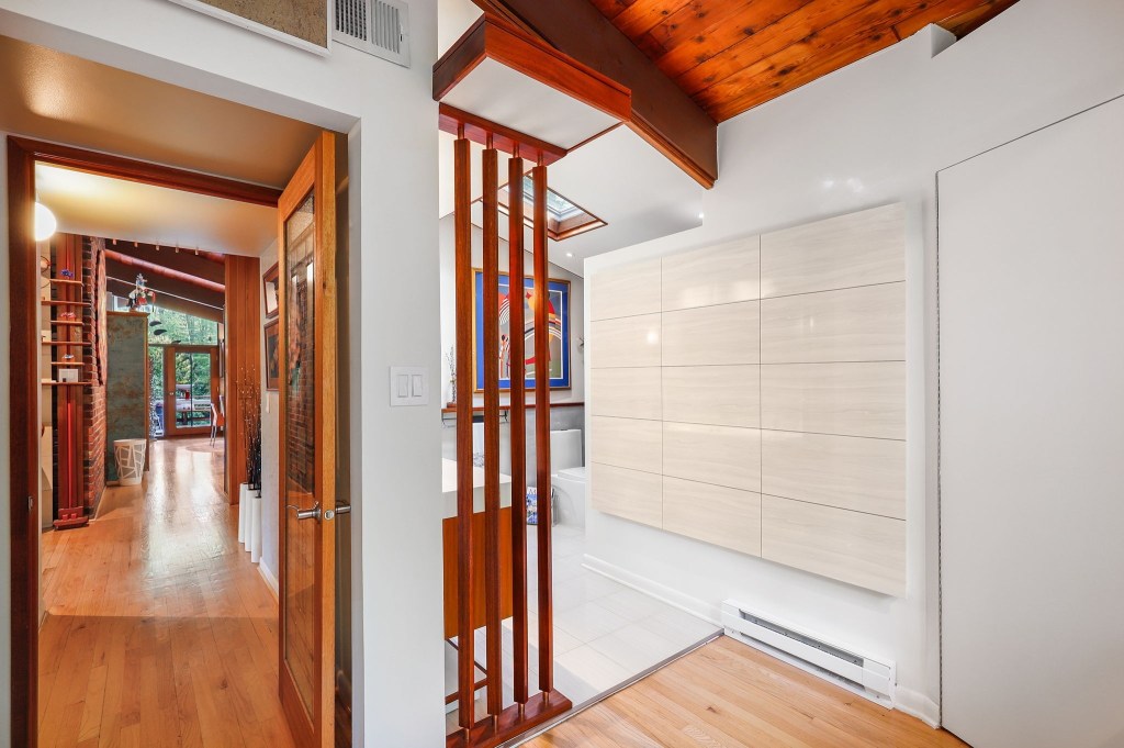 Vintage mid-century bathroom
