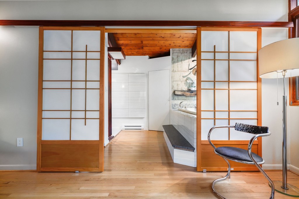 Vintage mid-century bathroom with big sliding doors
