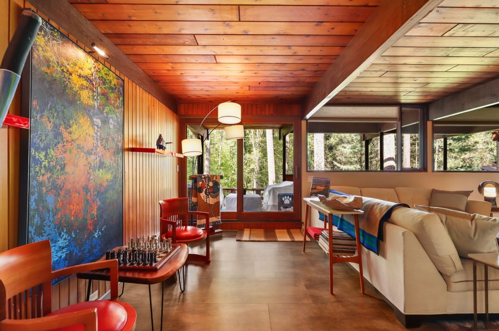 wood ceilings with exposed beams in Maryland deck-style home

