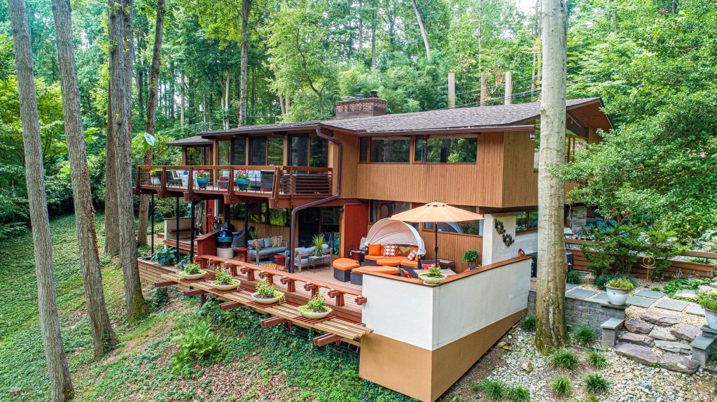 Deck with forest views perfect for nature lovers in Baltimore County

