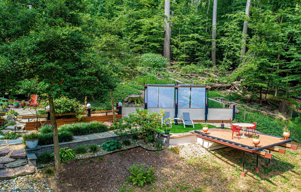 Wooded backyard of a Maryland Acorn Deck House with tranquil surroundings

