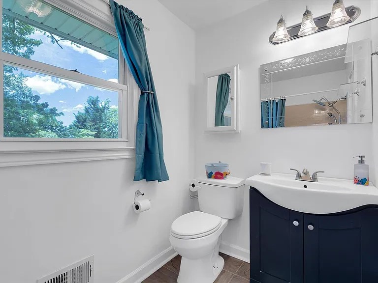 Cute bathroom with clean finishes and functional layout
