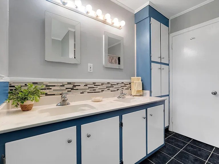 Cute bathroom with clean finishes and functional layout

