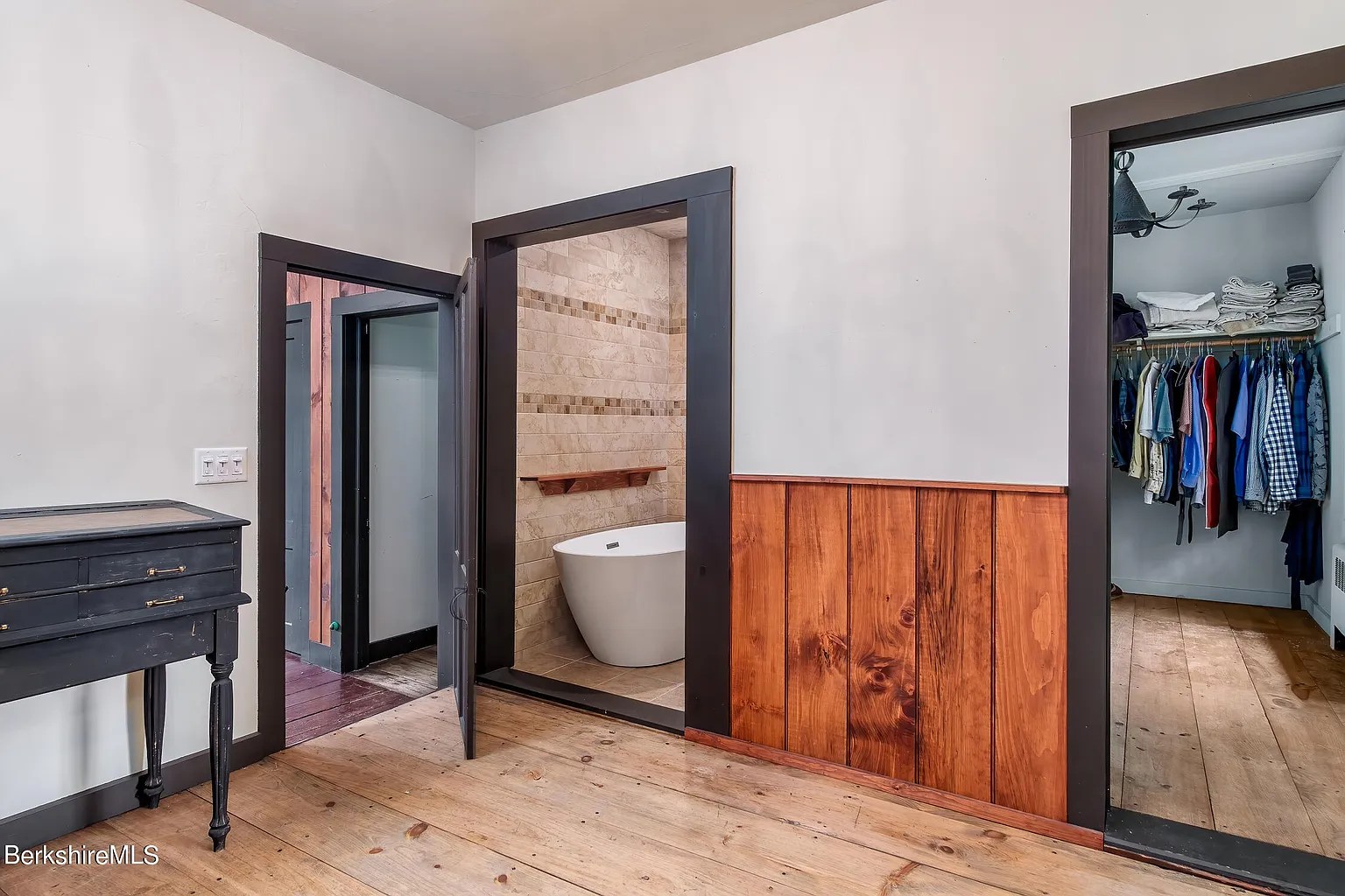 Room in restored 18th-century Georgian home in Williamstown Massachusetts