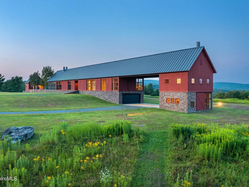 Pierce Peak: A Barn-Inspired Architectural Marvel in Canaan, New York